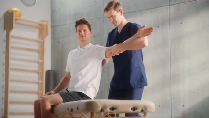 专业运动理疗师与年轻的男运动员一起处理特定的肌肉群和颈部疼痛。运动员从轻度受伤中恢复过来。创伤预防治