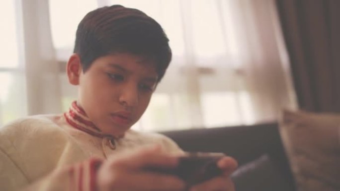 男孩的生活方式智能手机绿屏通话购物自拍短