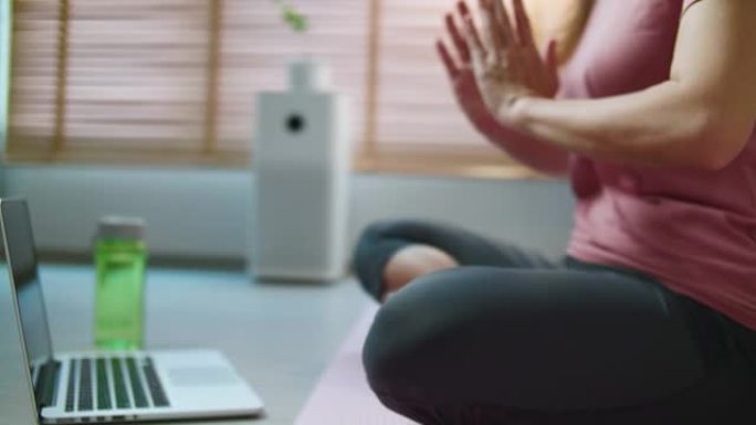 在线在家上课瑜伽，年轻的亚洲女人在家做瑜伽