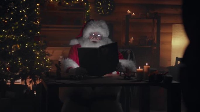 圣诞老人打开他的魔法书并阅读它，我们看到魔法之光是如何从书中发出的，照亮了圣诞老人的脸