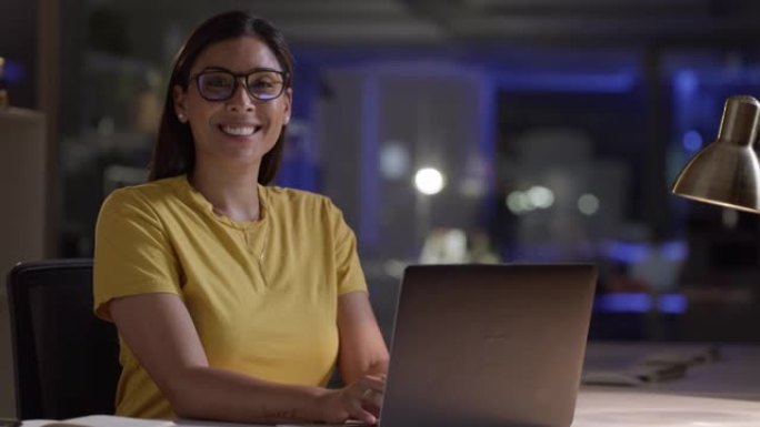 女商人，办公室和夜间工作的员工在计算机上微笑着的肖像。带模型的接待员下班后的幸福，网络写作和网络日历