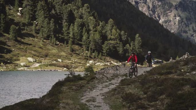 夫妇在山上河边骑自行车