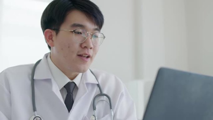 友好的亚洲医生视频电话在线通话电脑远程医疗。