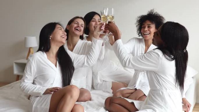 一群快乐的年轻女性举杯香槟。