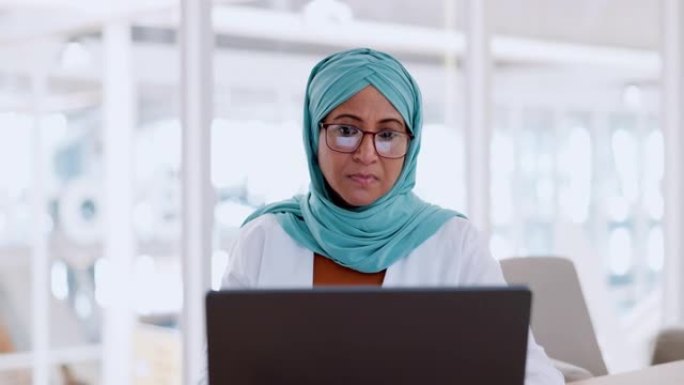 穆斯林商业女性，专注于笔记本电脑，电子邮件和沟通与思想和技术。戴头巾的工人，公司目标与互联网，电子邮