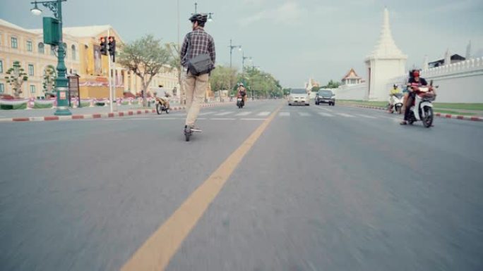 男子骑电动踏板车在城市