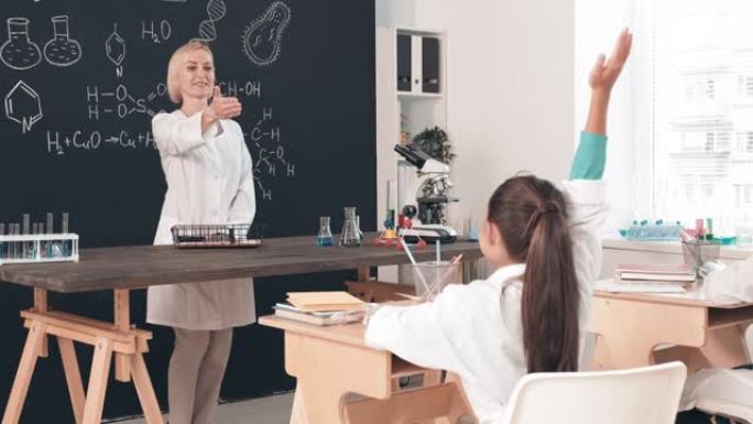 女性在现代课堂中教授化学