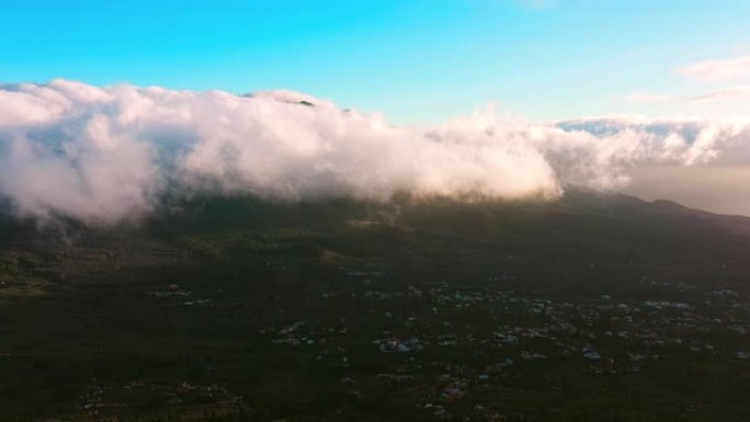 西班牙加那利群岛景观上方的空中WS云
