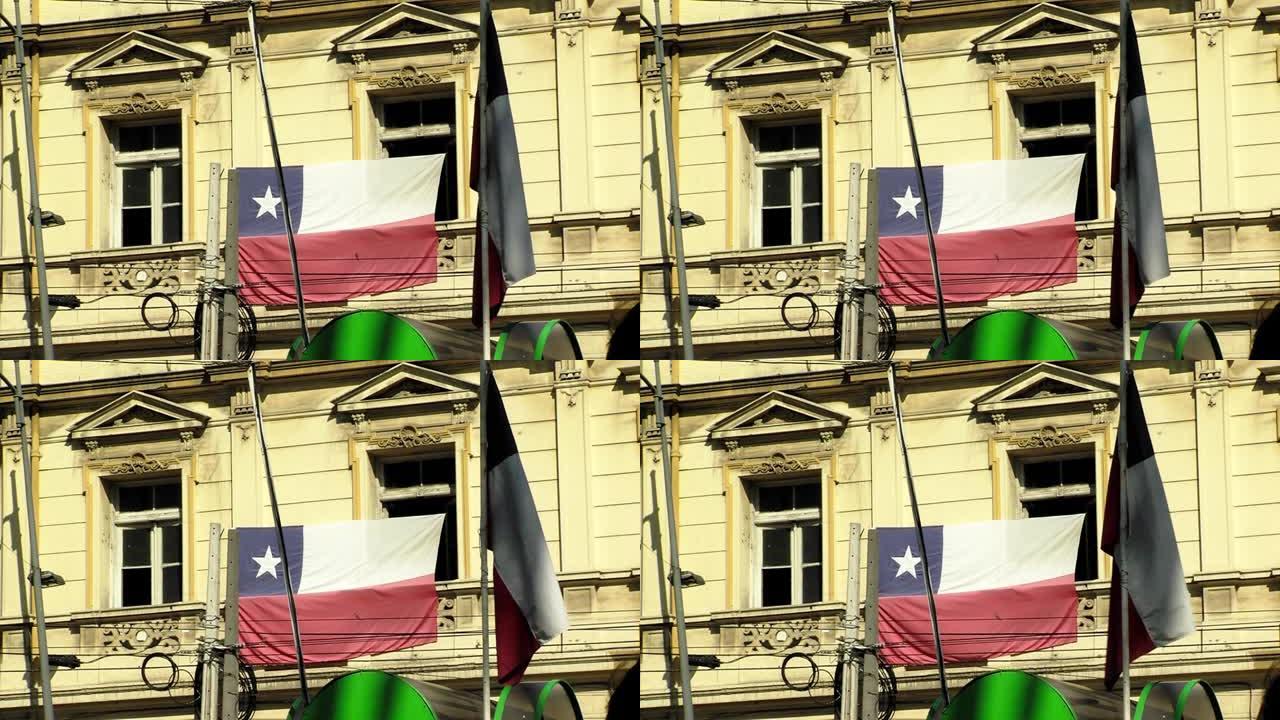 智利国旗在一座古老的建筑里，在南美智利瓦尔帕莱索的街景。