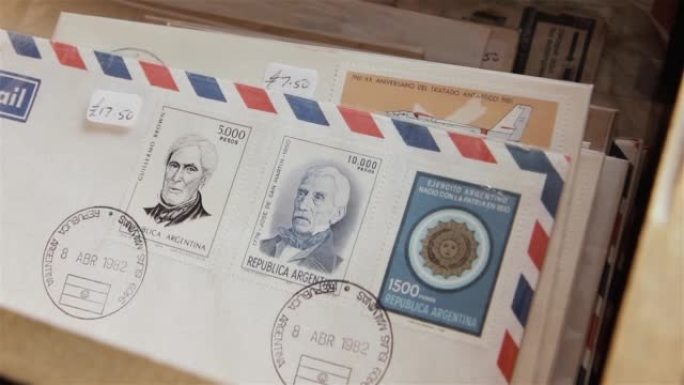 福克兰群岛(马尔维纳斯岛)斯坦利码头游客中心展出阿根廷民族英雄圣马丁的旧信件和邮票。