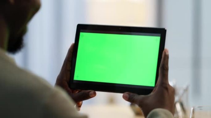 一个商人手中带有绿屏复制空间的特写平板电脑。使用带有chromakey的无线数字设备浏览社交媒体，上