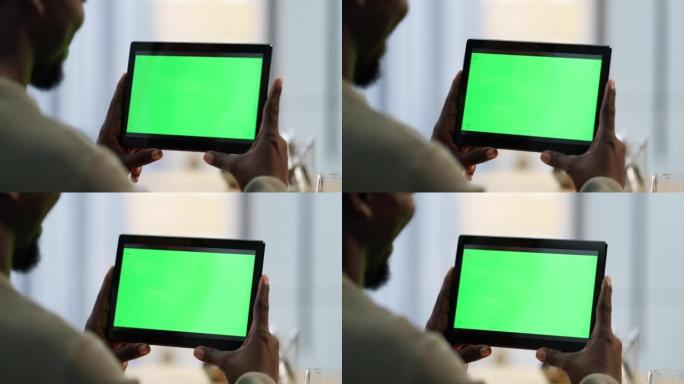 一个商人手中带有绿屏复制空间的特写平板电脑。使用带有chromakey的无线数字设备浏览社交媒体，上