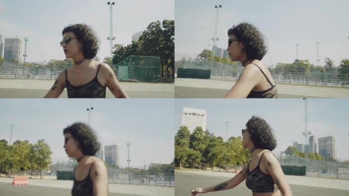 滑板公园里长板的少女。