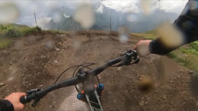 POV Extreme MTB自行车手在山上加速行驶
