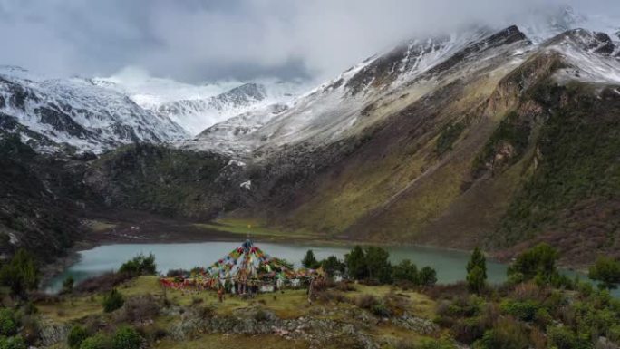 原始森林的背后，是雪山和湖泊