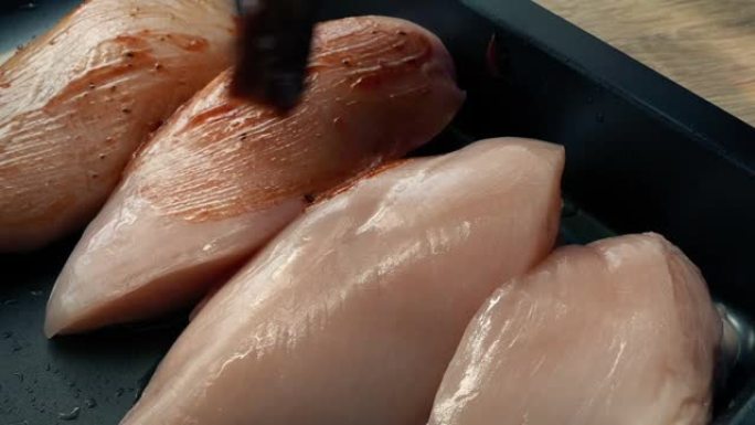 鸡胸肉被烤下来做饭
