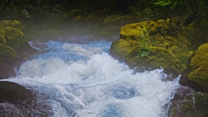 在寒冷的日子里，SLO MO急流流过岩石