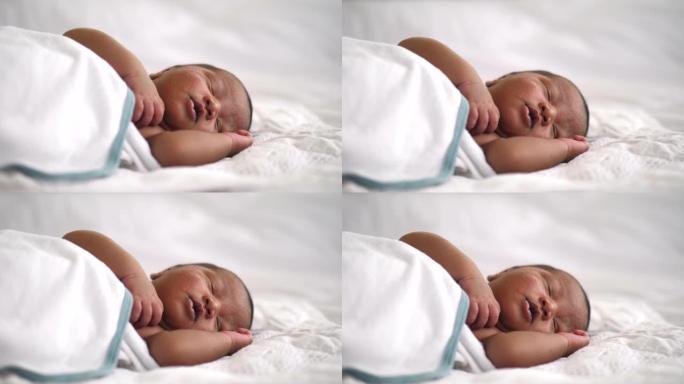 黑人非裔美国男婴睡在床上