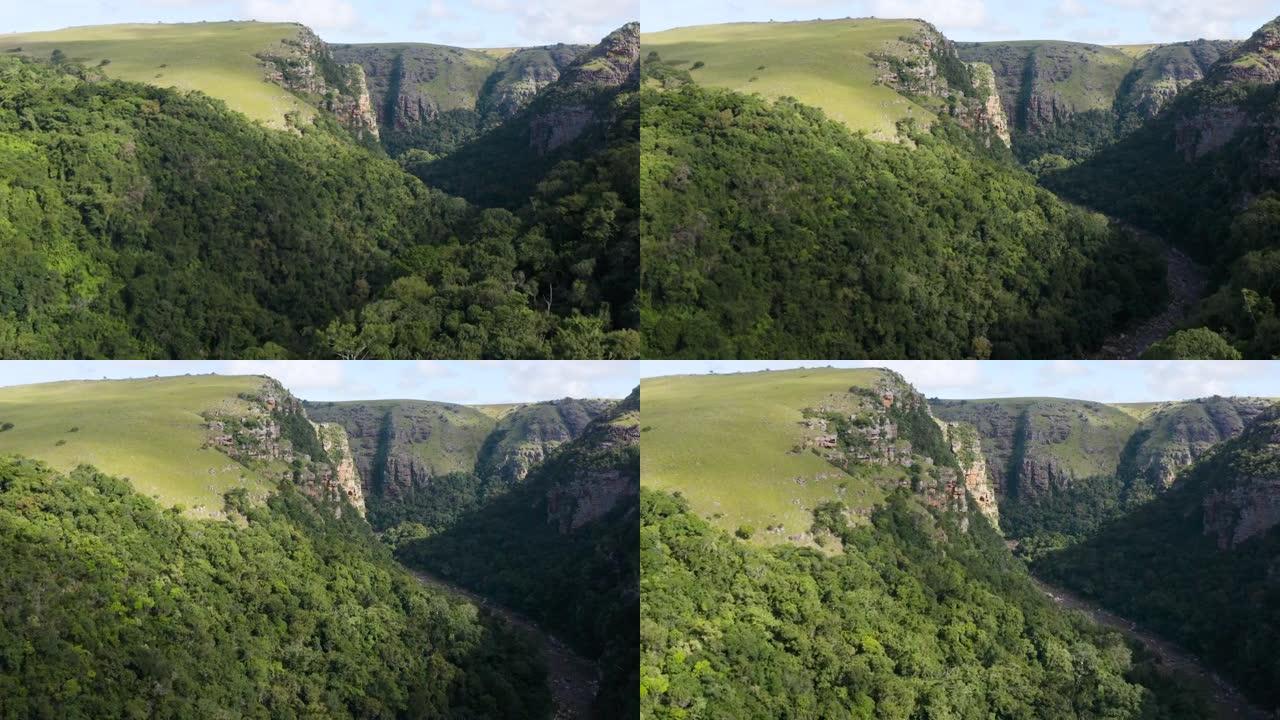 南非东开普省姆坎巴蒂自然保护区的草原、沼泽森林和森林沟壑的壮丽鸟瞰图
