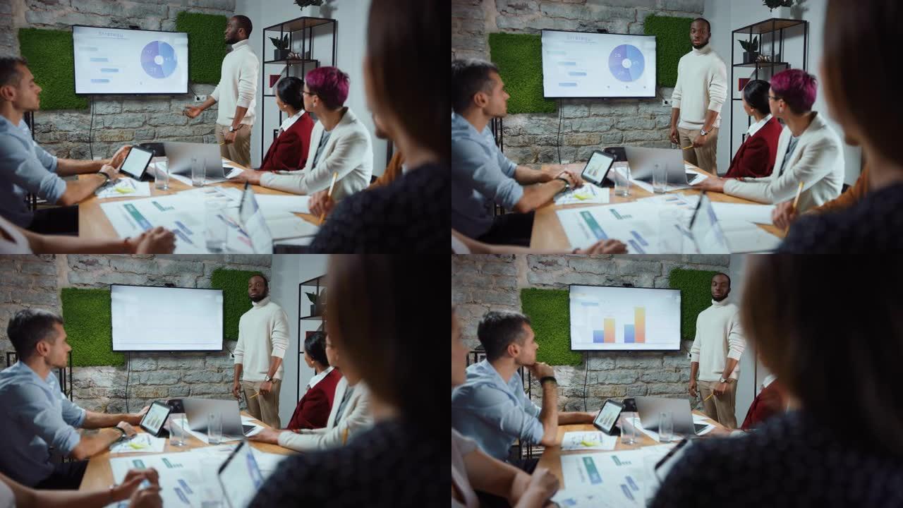 办公室会议室会议: 黑人首席公司策略师向由多种族专业商人组成的多元化团队进行电视演示，解释营销策略，