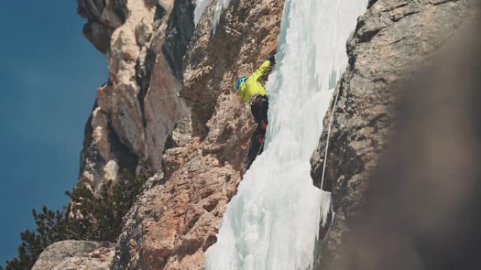 在瀑布上爬冰攀登雪山徒步巅峰爬山