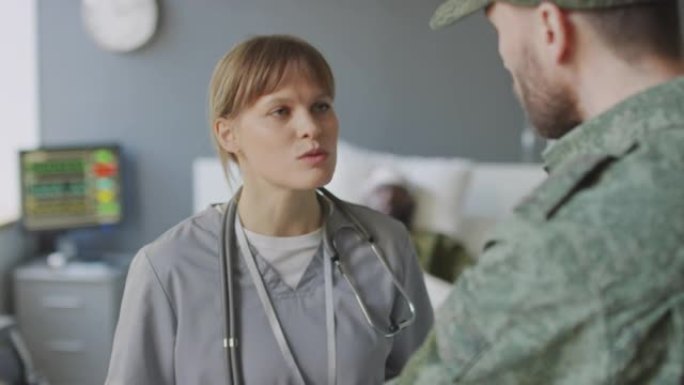 医生和士兵谈论病人的病情