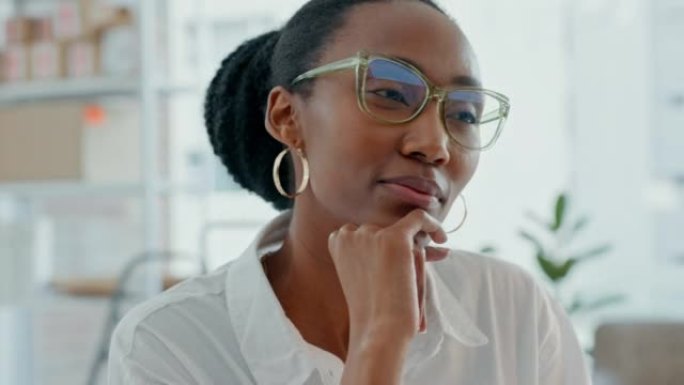黑人妇女对计算机思想，目标和愿景计划，工作和灵感的思考。具有焦点眼镜的设计师，思维策略并记住机会，想