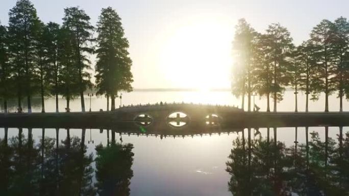 日出在湖上的桥日出在湖上的桥
