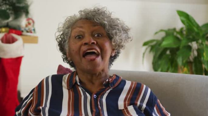 快乐的非洲裔美国高级妇女打手势的动画，在圣诞节时进行视频通话