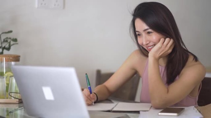 亚洲中国美女微笑在线学习厨房用笔记本电脑