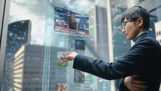 时尚的日本商人乘坐玻璃电梯到现代商务中心的办公室，查看未来派增强现实屏幕上的新闻信息。成功的人通勤上