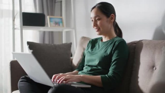 女人在家使用笔记本电脑