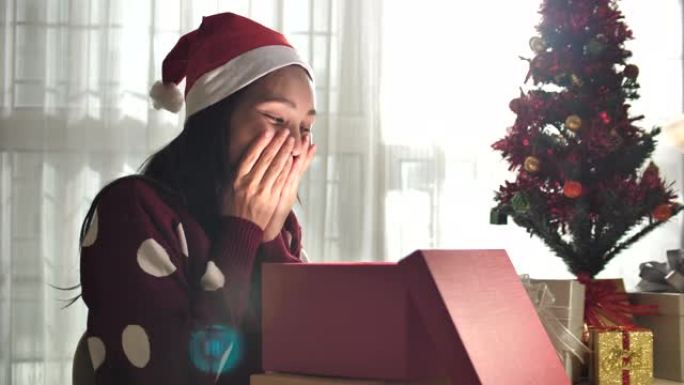 亚洲女性在家打开圣诞礼盒