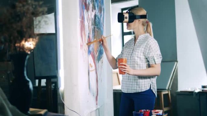 虚拟现实，未来主义艺术概念。戴着VR眼镜的微笑女士正在创作一幅五颜六色的画