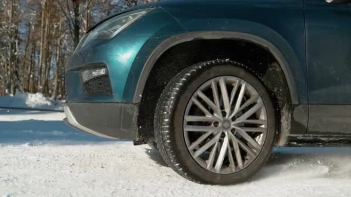 特写，dop: 新鲜的雪从一辆大型蓝色SUV的纺车上飞了起来。