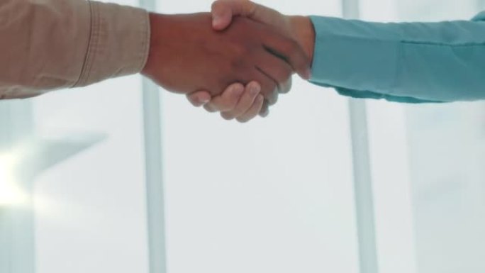 欢迎在办公室握手，商务会议和咨询交易，协议和伙伴关系合作。握手，为b2b销售，网络和信任中的人力资源