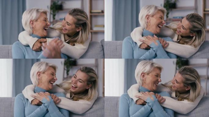 拥抱，快乐和大笑的母亲与女儿在客厅沙发上的爱，关心和交谈。家庭，有趣和资深的妈妈，成年女孩在沙发上爱