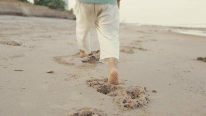 快乐的小男孩在沙滩上奔跑