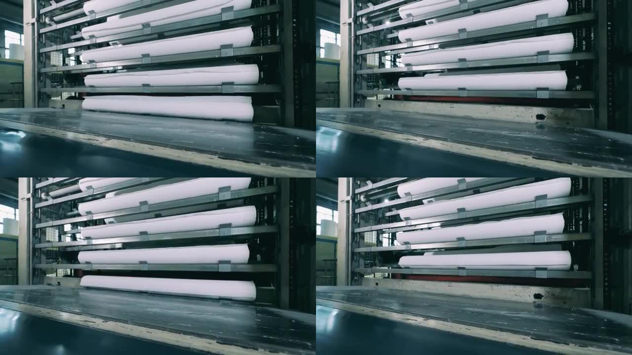 造纸厂的纸卷移动机
