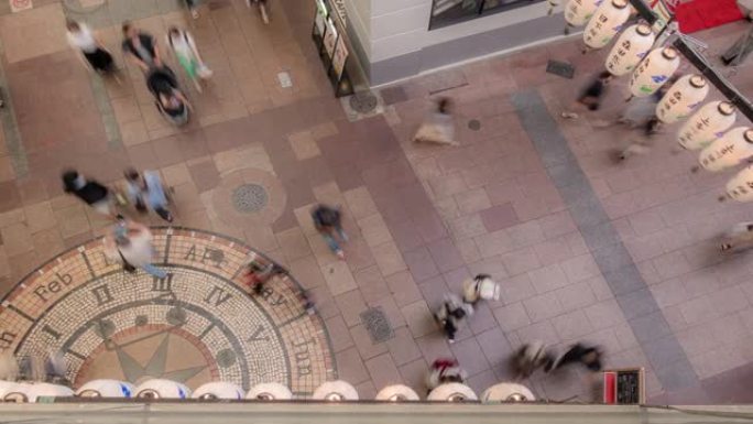 延时: 游客行人在日本神户元町购物街拥挤