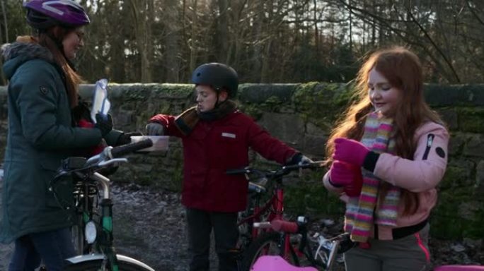 骑自行车的水中断骑自行车家庭幸福一家小孩