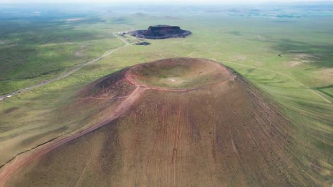 中国草原和已灭绝火山口的鸟瞰图