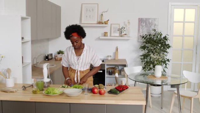 非裔美国妇女在家做健康晚餐
