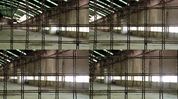 旧监狱走廊生锈的金属栅栏上的蜘蛛网。特写。4k分辨率。