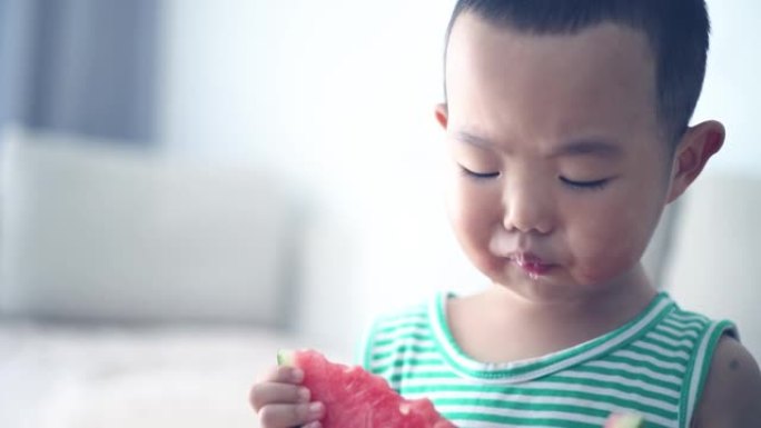 亚洲男婴吃西瓜儿童教育关爱儿童成长未成年