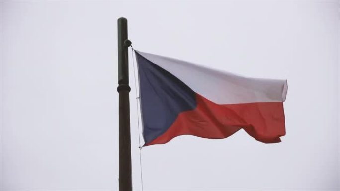 捷克国旗，捷克国旗对阴天的国旗。特写。