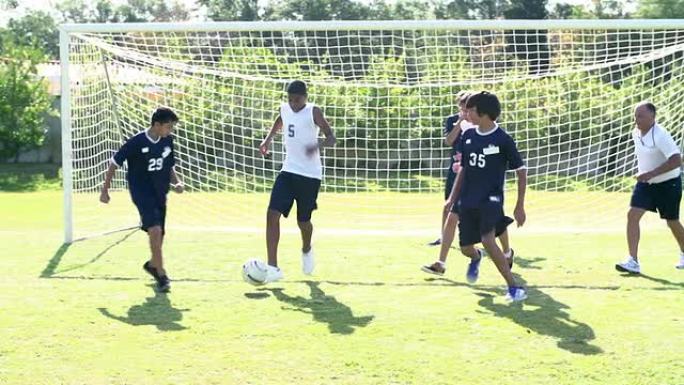 男子学校足球队训练的慢动作顺序