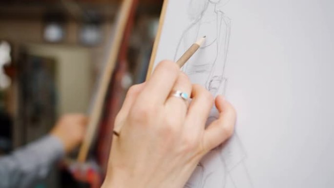 美术课上用铅笔在纸上的女性手绘肖像特写