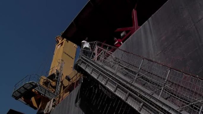 一艘大型油轮舷梯上的人停靠在阿根廷巴拉那河的港口。