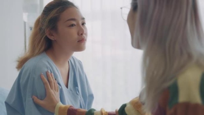 亚洲病人妇女去医院看望她的朋友。